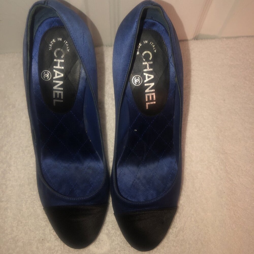 CHANEL Satin Pearl Embellished CC Logo Heels Pumps Shoes Black/blue